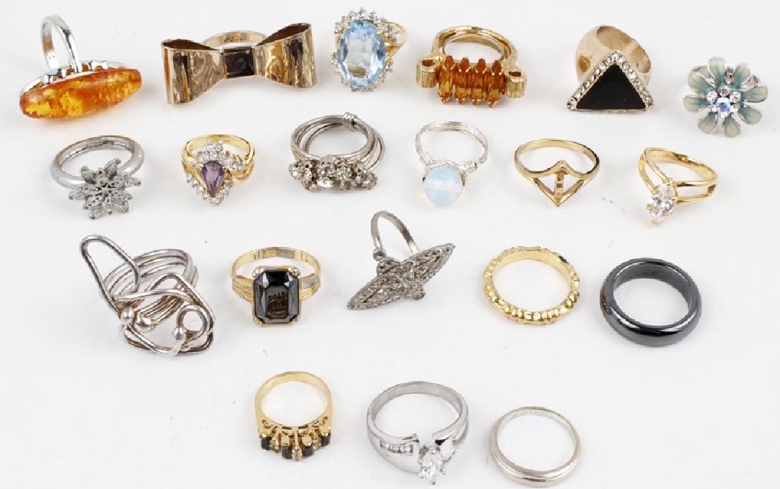 LOT OF 20 FASHION RINGS - ASSORTED: LOT OF 20 FASHION RINGS - ASSORTED Assorted dealers lot of 20 Costume Fashion rings. Assorted sizes. Weight: 109.6 g