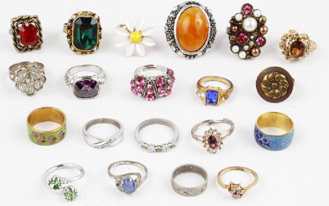 LOT OF 20 FASHION RINGS - ASSORTED: LOT OF 20 FASHION RINGS - ASSORTED Assorted dealers lot of 20 Costume Fashion rings. Assorted sizes. Weight: 114.6 g