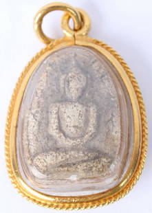 22K YELLOW GOLD THAILAND PHRA SOMDEJ STONE AMULET: 22K YELLOW GOLD THAILAND PHRA SOMDEJ STONE AMULET 22k yellow gold bezel cased stone "phra somdej" Thai amulet necklace pendant depicting seated Buddha. Weight: 8.1 grams Size: 1.5"