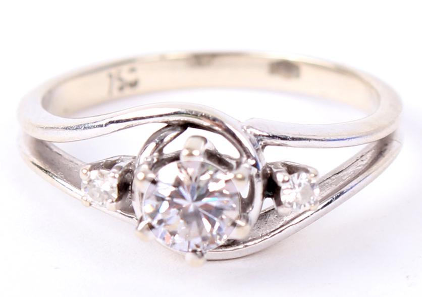 LADIES 18K WHITE GOLD DIAMOND WEDDING RING: LADIES 18K WHITE GOLD DIAMOND WEDDING RING Ladies 18k white gold diamond wedding ring featuring a .35ct center brilliant round diamond, approximately G color and VS2 clarity. Weight: 3.4 grams Size: 6