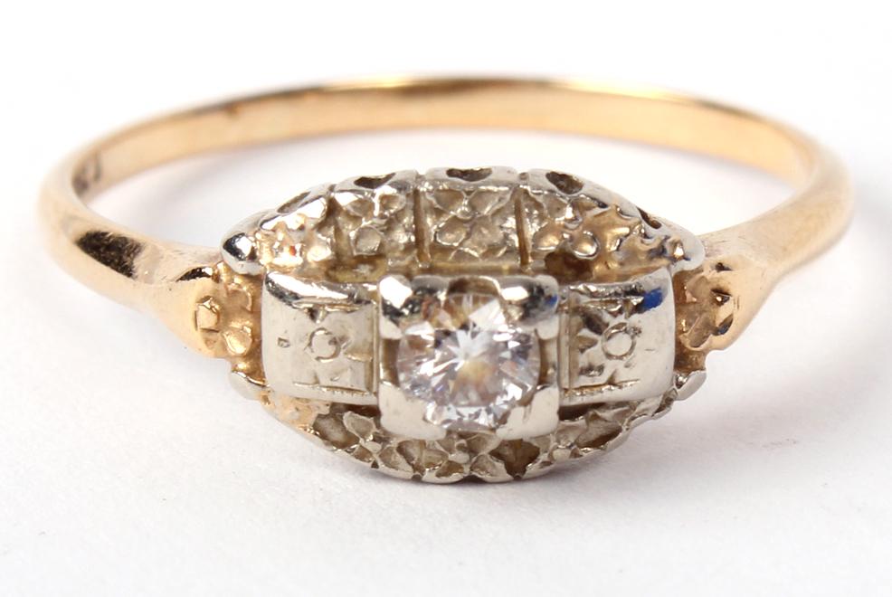 LADIES 14K YELLOW GOLD DIAMOND WEDDING RING: LADIES 14K YELLOW GOLD DIAMOND WEDDING RING Ladies antique 14k yellow gold diamond wedding ring featuring a .12ct full cut white diamond center. Weight: 2.2 grams Size: 8.75