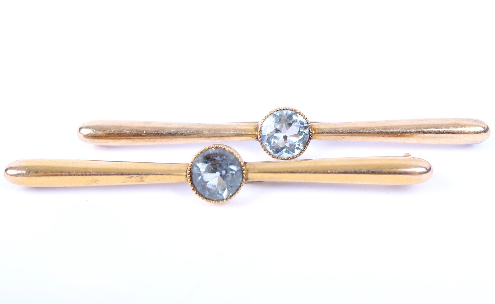 ANTIQUE 14K YELLOW GOLD AQUAMARINE PINS - SET OF 2: ANTIQUE 14K YELLOW GOLD AQUAMARINE PINS - SET OF 2 Lot of two matched 14k yellow gold tie bars / brooches, each with 7mm round aquamarine center stones. Weight: 4.4 grams Size: 2"