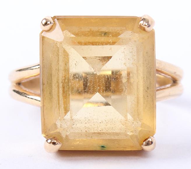LADIES 14K YELLOW GOLD LEMON QUARTZ RING: LADIES 14K YELLOW GOLD LEMON QUARTZ RING Ladies 14k yellow gold lemon quartz ring featuring a 15x12mm rectangular cut center stone. Weight: 5.6 gramsSize: 5.5