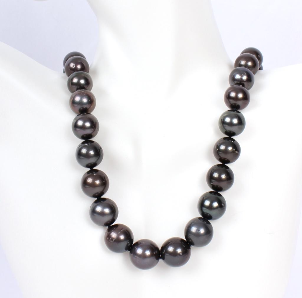 LADIES 14K WHITE GOLD TAHITIAN PEARL NECKLACE: LADIES 14K WHITE GOLD TAHITIAN PEARL NECKLACE Ladies 14k white gold clasped single strand pearl necklace. Necklace is comprised of cultured black Tahitian pearl beads ranging from 11-13mm, 37 pearls t