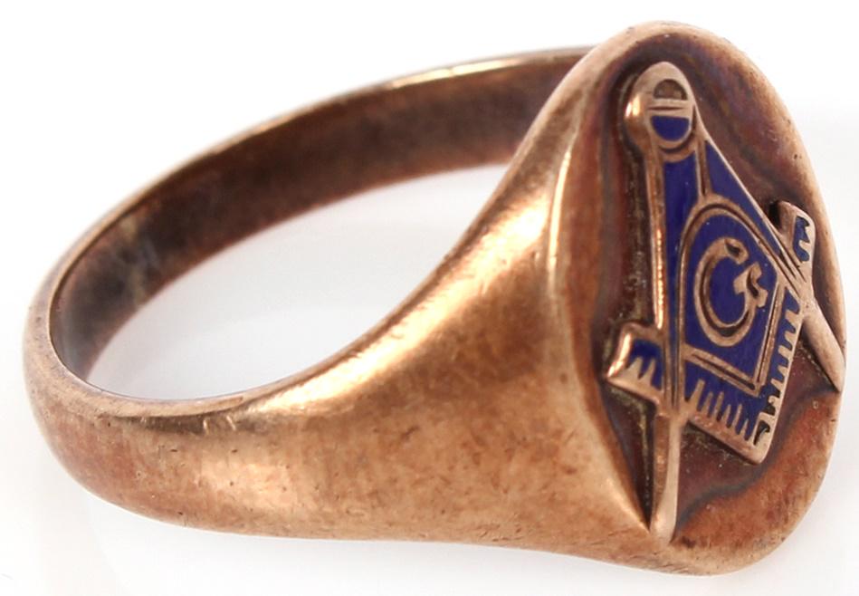 10K GOLD MEN'S FREEMASON RING: 10K GOLD MEN'S FREEMASON RING 10K gold Freemason ring with copper sheen. Emblem consists of traditional compass and ruler with the letter G in the center. Weight: 5.7 Grams