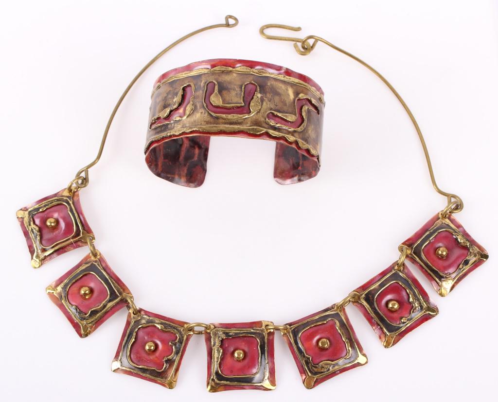 RED VINTAGE COPPER AND BRASS NECKLACE & BRACELET: RED VINTAGE COPPER AND BRASS NECKLACE & BRACELET Red vintage copper and brass necklace and matching bracelet. Likely made in Nepal. Condition: Fine