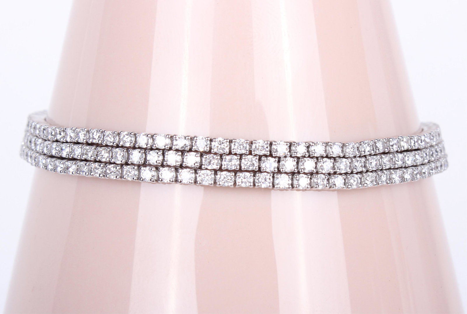 18K WHITE GOLD LADIES 5.19CTW DIAMOND BRACELET: 9705218K WHITE GOLD LADIES 5.19CTW DIAMOND BRACELET 18k white gold ladies 5.19ctw diamond bracelet with 240 diamonds measuring 1.7 - 1.8mm with color grades F-H and VS2-SI2. Includes AIGL appraisal pa