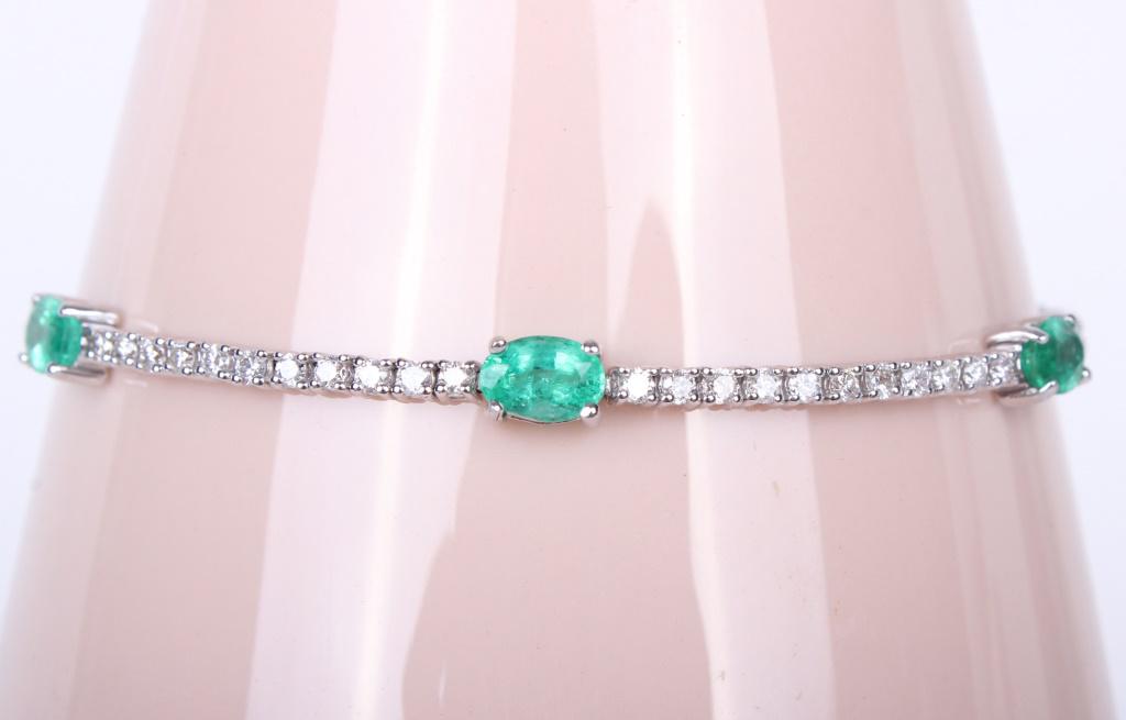 14K WHITE GOLD DIAMOND EMERALD BRACELET: 14K WHITE GOLD DIAMOND EMERALD BRACELET 14k white gold ladies diamond emerald bracelet with five 2.25ctw natural Beryl forest green emeralds and seventy two 1.55ctw round faceted diamonds SI1 with G-H