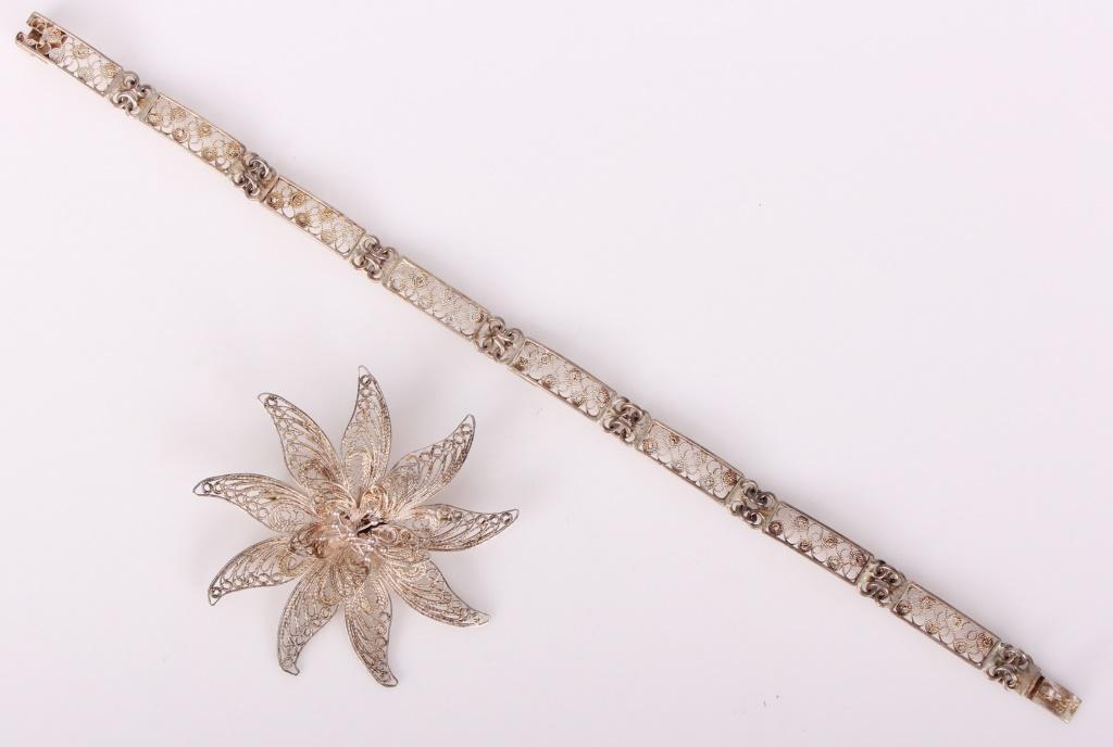 800 SILVER VICTORIAN FILIGREE PIN AND BRACELET: 800 SILVER VICTORIAN FILIGREE PIN AND BRACELET 800 silver Victorian filigree ladies pin and bracelet. Weight: 9.5 Grams Size: 6" Largest Condition: Fine.