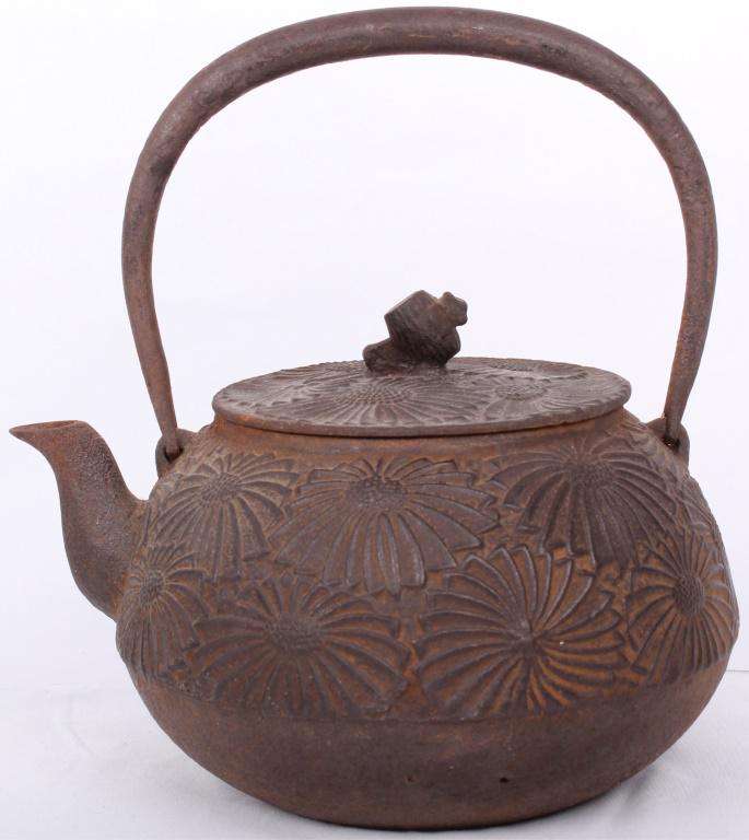 VINTAGE CAST IRON ASIAN TEA POT: VINTAGE CAST IRON ASIAN TEA POT Asian cast iron tea pot. Decorated with flowers. Asian characters under the neck. Condition: Wear commensurate with age