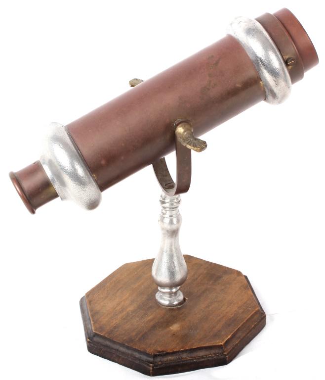 VINTAGE BRASS KALEIDOSCOPE W/ WOODEN BASE: VINTAGE BRASS KALEIDOSCOPE W/ WOODEN BASE Vintage brass kaleidoscope with wooden base. Size: 9" Tall Condition: Very fine.