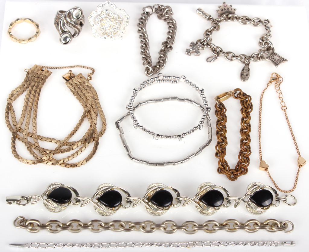 COSTUME JEWELRY BRACELETS & RINGS - LOT OF 13: 10186COSTUME JEWELRY BRACELETS & RINGS - LOT OF 13 Lot of costume jewelry to include 10 bracelets and three rings. Size: Rings 7, 8, 9