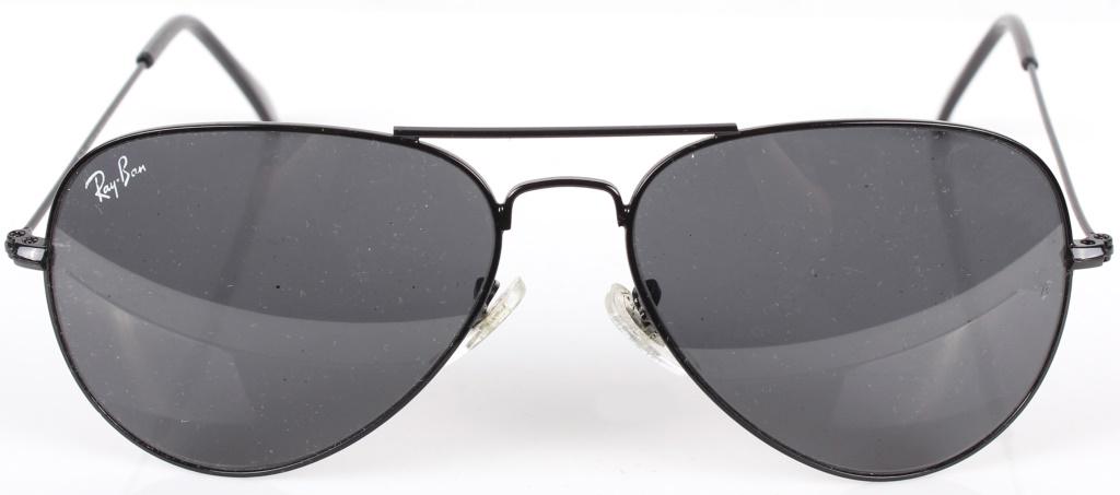 RAY-BAN AVIATOR CLASSIC BLACK SUNGLASSES: 10327RAY-BAN AVIATOR CLASSIC BLACK SUNGLASSES Ray-Ban aviator classic black sunglasses. Right lens is marked "Ray-Ban" on the top of the lens. Size: 5.25" AcrossSunglasses