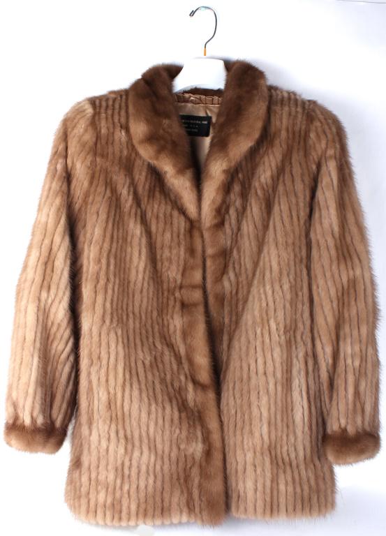 AUTHENTIC NATURAL MINK COAT MADE IN HONG KONG: 10400AUTHENTIC NATURAL MINK COAT MADE IN HONG KONG Authentic natural mink women's coat, made in Hong Kong, and fur originating in the Unites States. (Size 8 women's) Size: Size 8 Women's