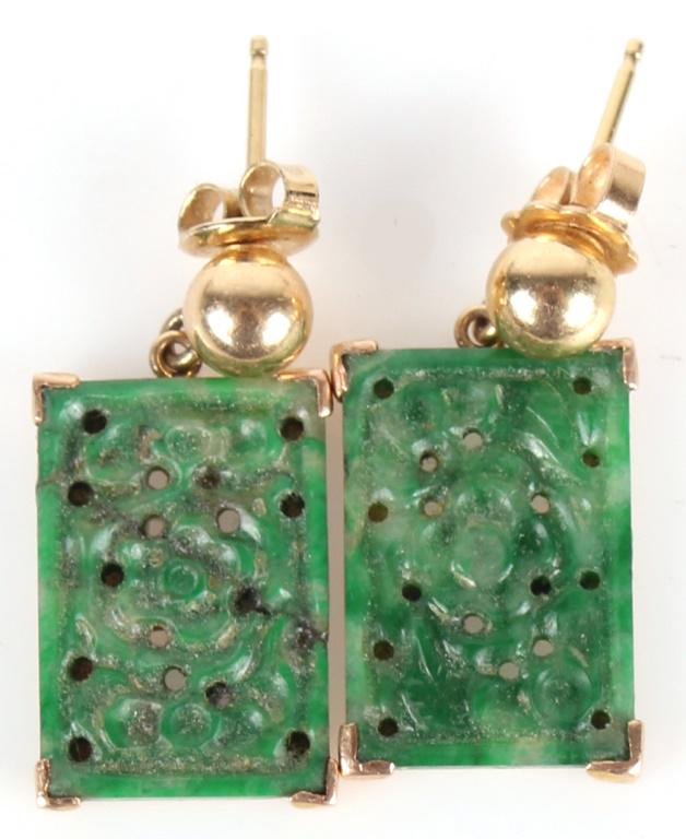 14K YELLOW GOLD JADEITE LADIES EARRINGS: 1044614K YELLOW GOLD JADEITE LADIES EARRINGS14 karat yellow gold jadeite ladies earrings. Both earrings feature jadeite shaped into roses on the front with gold backs. Marked "14k".3.1 Grams1"