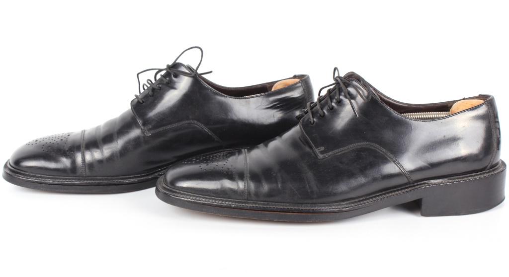 GUCCI BLACK LEATHER MENS LACE UP DRESS SHOES 11D: 10713GUCCI BLACK LEATHER MENS LACE UP DRESS SHOES 11DGucci black leather mens dress shoes lace up 11D. These dress shoes have patterns on the toes and black laces. On the inside "GUCCI" is stamped in 