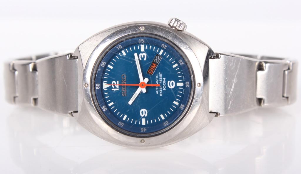 SEIKO AUTOMATIC SKELETON BACK MENS WATCH: 10359SEIKO AUTOMATIC SKELETON BACK MENS WATCH Seiko automatic skeleton back men's watch. Silver toned, with blue face and date indicator. Water resistant to 10 bar, numbers on back read "860055" and "