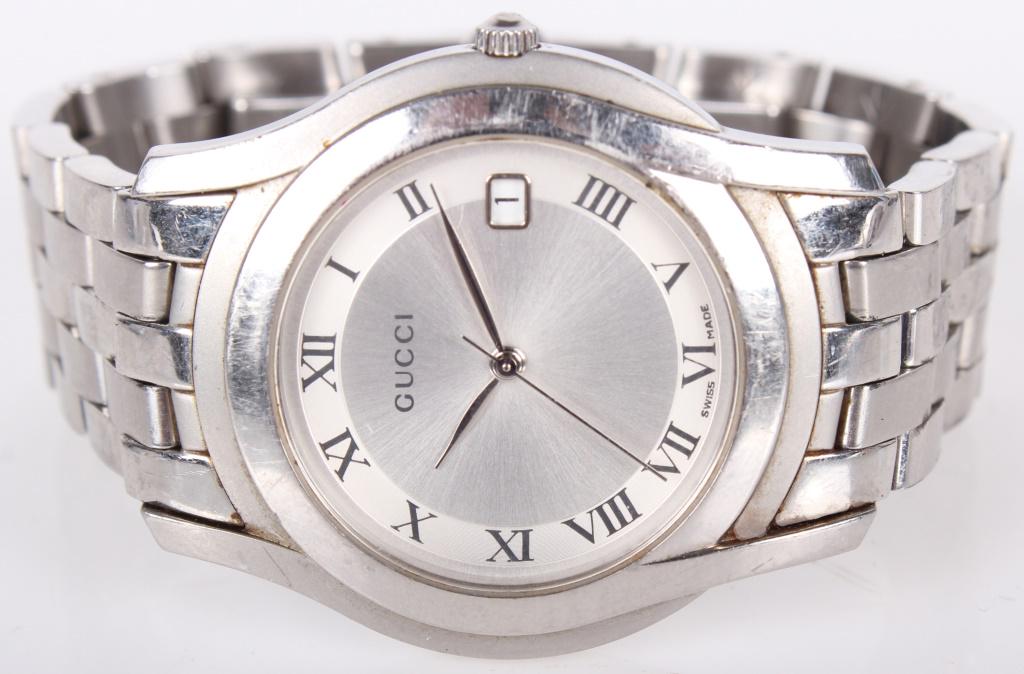 GUCCI QUARTZ ANALOG DATE #6BD7 5500M MEN`S WATCH: 11097GUCCI QUARTZ ANALOG DATE #6BD7 5500M MEN`S WATCH Gucci model 6BD7 analog men's wristwatch with analog face and date. Stainless steel silver tone band and case. Water resistant to 5500 meters. Tes