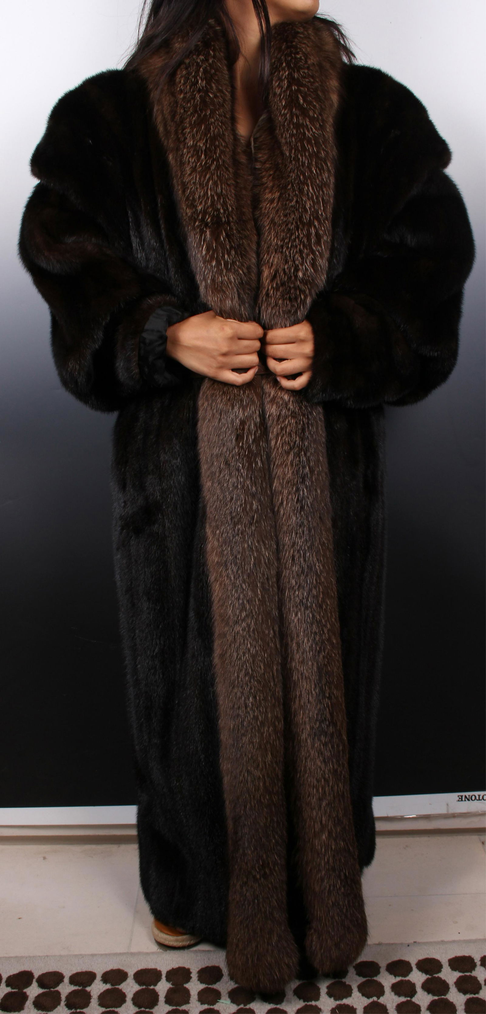 WOMENS MAHOGANY 55" FULL SIZE MINK FUR COAT: 11293WOMENS MAHOGANY 55" FULL SIZE MINK FUR COATWomen's mahogany 55" lightweight full size coat made from mink. Size:55"