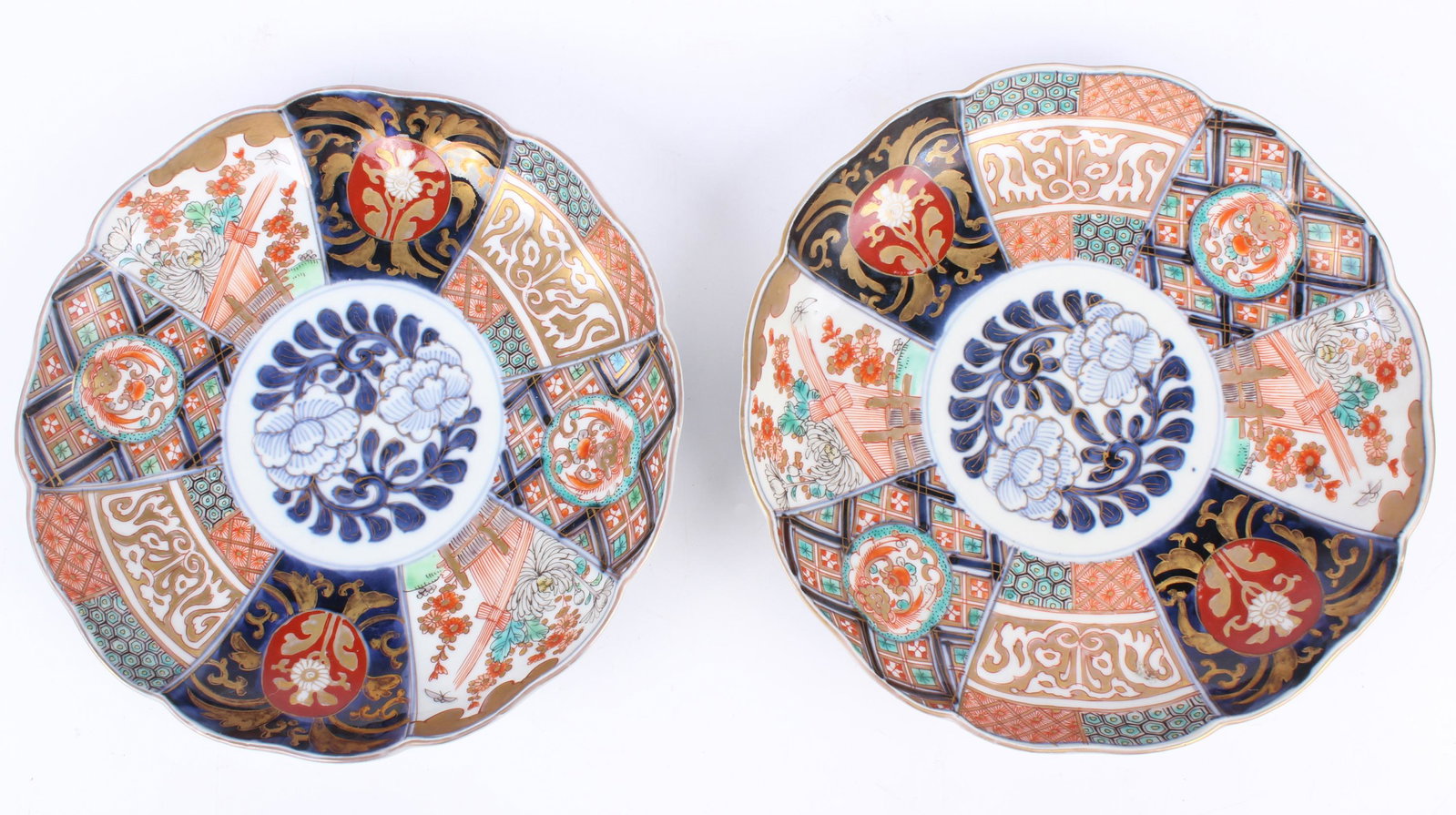 ANTIQUE IMARI JAPANESE PORCELAIN BOWLS SET OF 2: 11386ANTIQUE IMARI JAPANESE PORCELAIN BOWLS SET OF 2Antique Imari Japanese porcelain bowls set of 2. Japanese characters on top. Size:9"