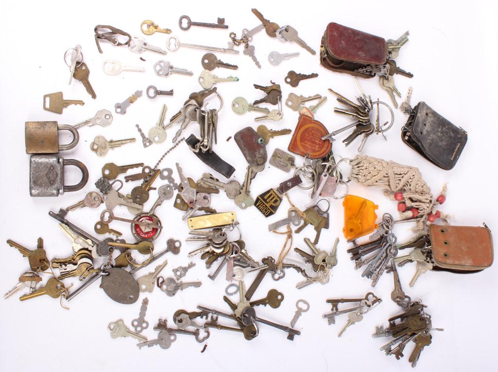 LARGE MIX LOT VINTAGE/ ANTIQUE KEYS AND LOCKS (1 of 3)