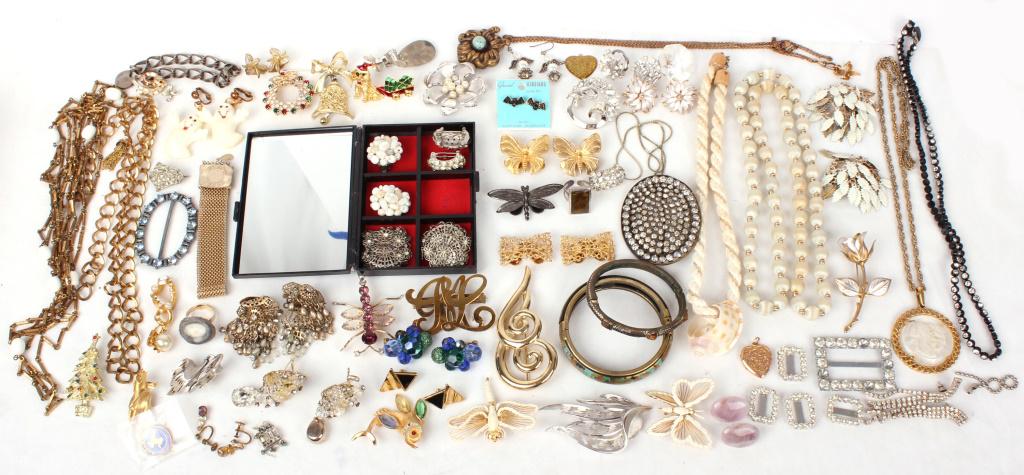 ASSORTED LADIES VINTAGE COSTUME JEWELRY (1 of 6)