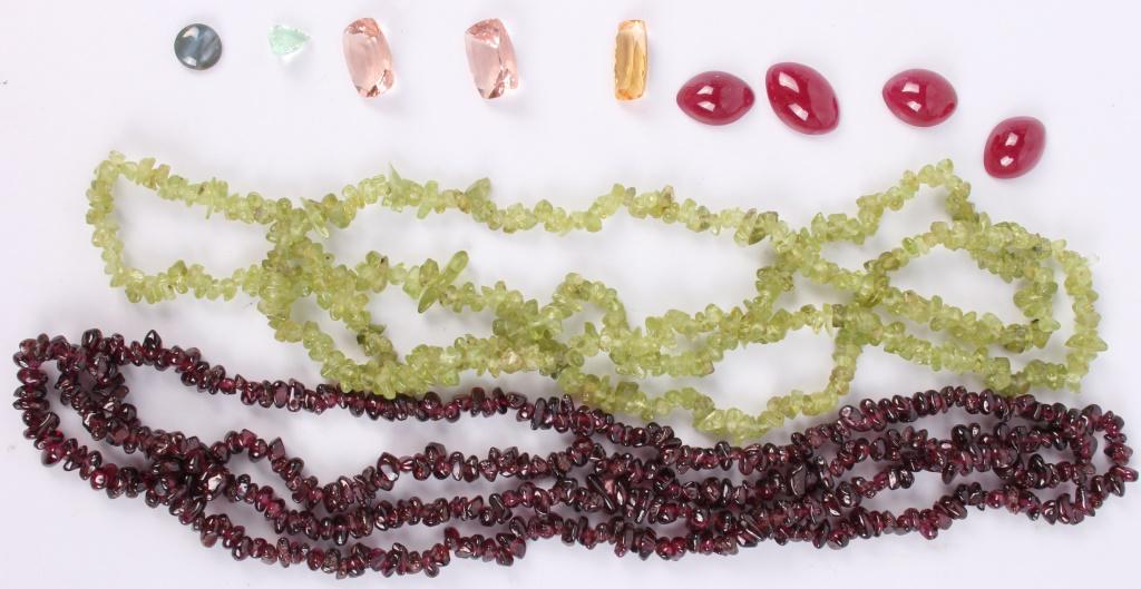 ASSORTED LOOSE GEMSTONES & CHIPPED NECKLACES (10) (1 of 4)