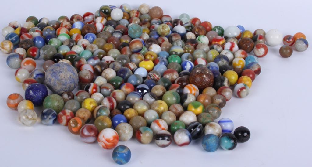 COLLECTION OF VINTAGE & ANTIQUE MARBLES - APPX 250: 116397 COLLECTION OF VINTAGE & ANTIQUE MARBLES - APPX 250 Collection of vintage and antique marbles made of clay, porcelain, and glass. Approximately 250 marbles. Size: 1.5" LargestCondition: Fair
