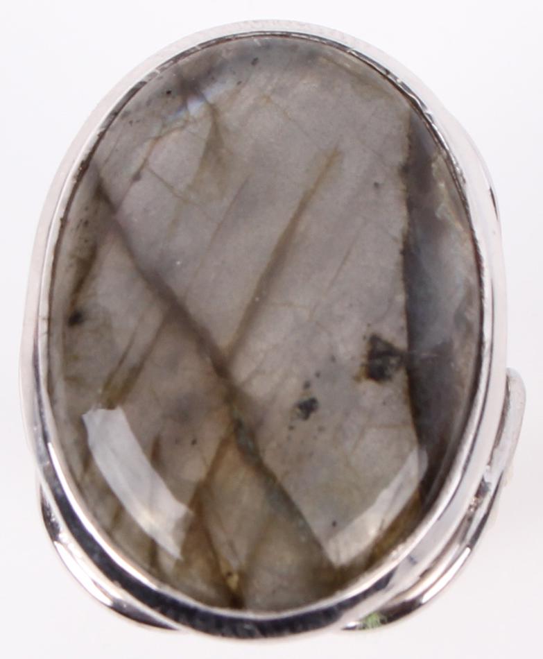 STERLING SILVER LABRADORITE LADIES RING: 120084 STERLING SILVER LABRADORITE LADIES RING Sterling silver labradorite ladies ring. Weight: 15.5 Grams Size: 6.5 Condition: Very fine.