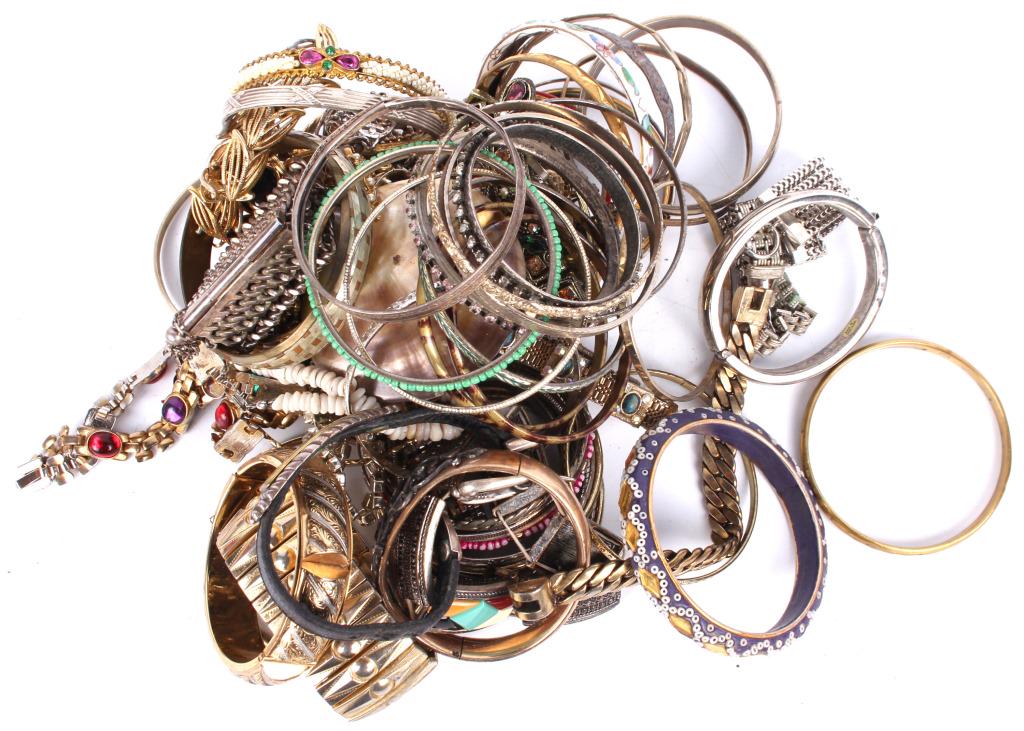 ASSORTED LADIES LINKED & BANGLE BRACELETS: ASSORTED LADIES LINKED & BANGLE BRACELETS Assorted ladies linked and bangle bracelets. Bracelets are gold and silver toned. Size: 7" Largest Condition: Fine.