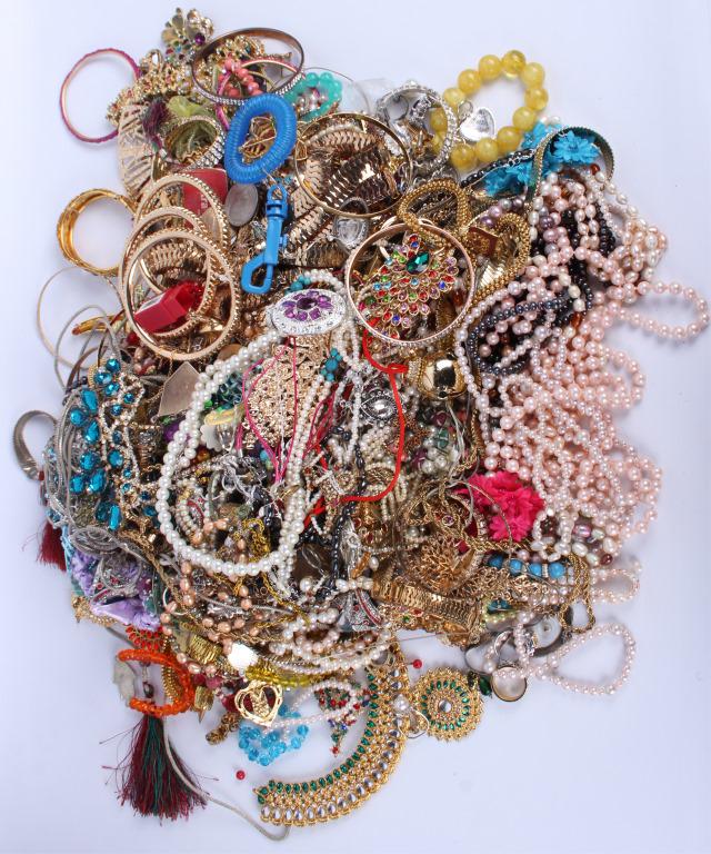 LARGE LOT OF ASSORTED LADIES FASHION JEWELRY (1 of 5)