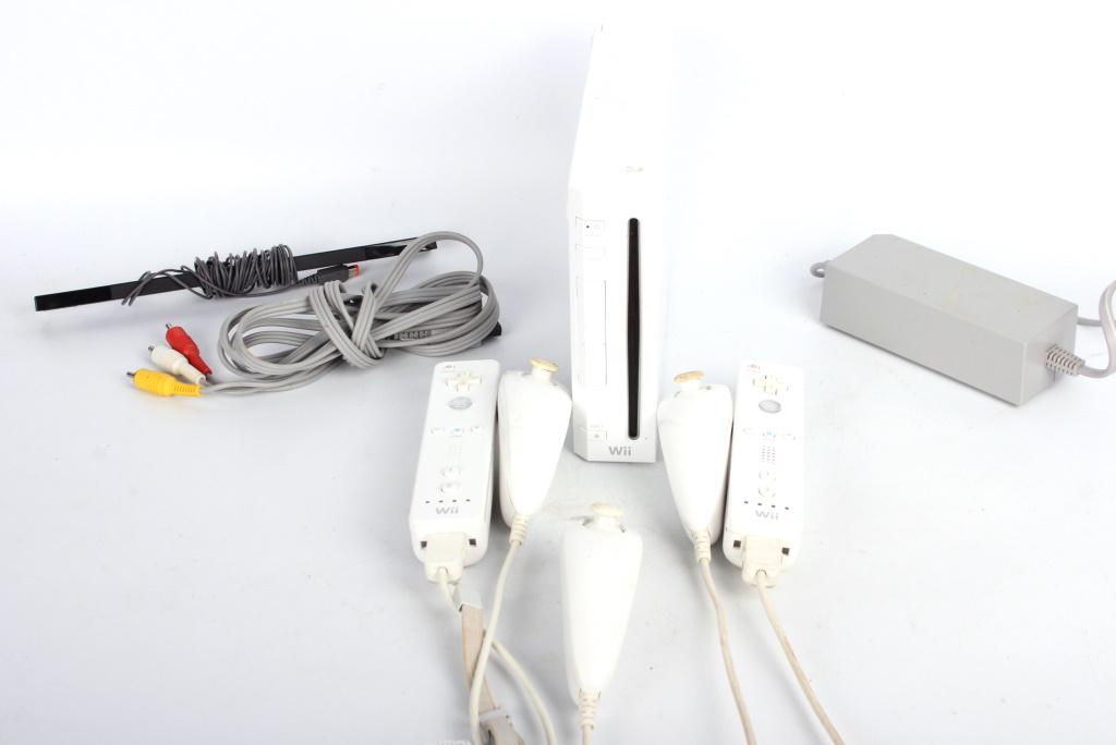WII GAME SYSTEM W/ CONTROLLERS & SENSOR BAR (1 of 5)