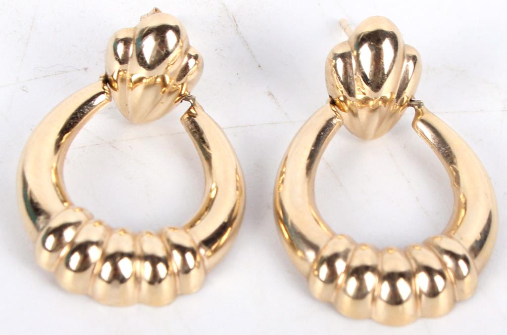 14K YELLOW GOLD LADIES HOOP EARRINGS: 14K YELLOW GOLD LADIES HOOP EARRINGS 14k yellow gold ladies hoop earrings. Weight: 2.0 Grams Size: 1" Length Condition: Very fine.