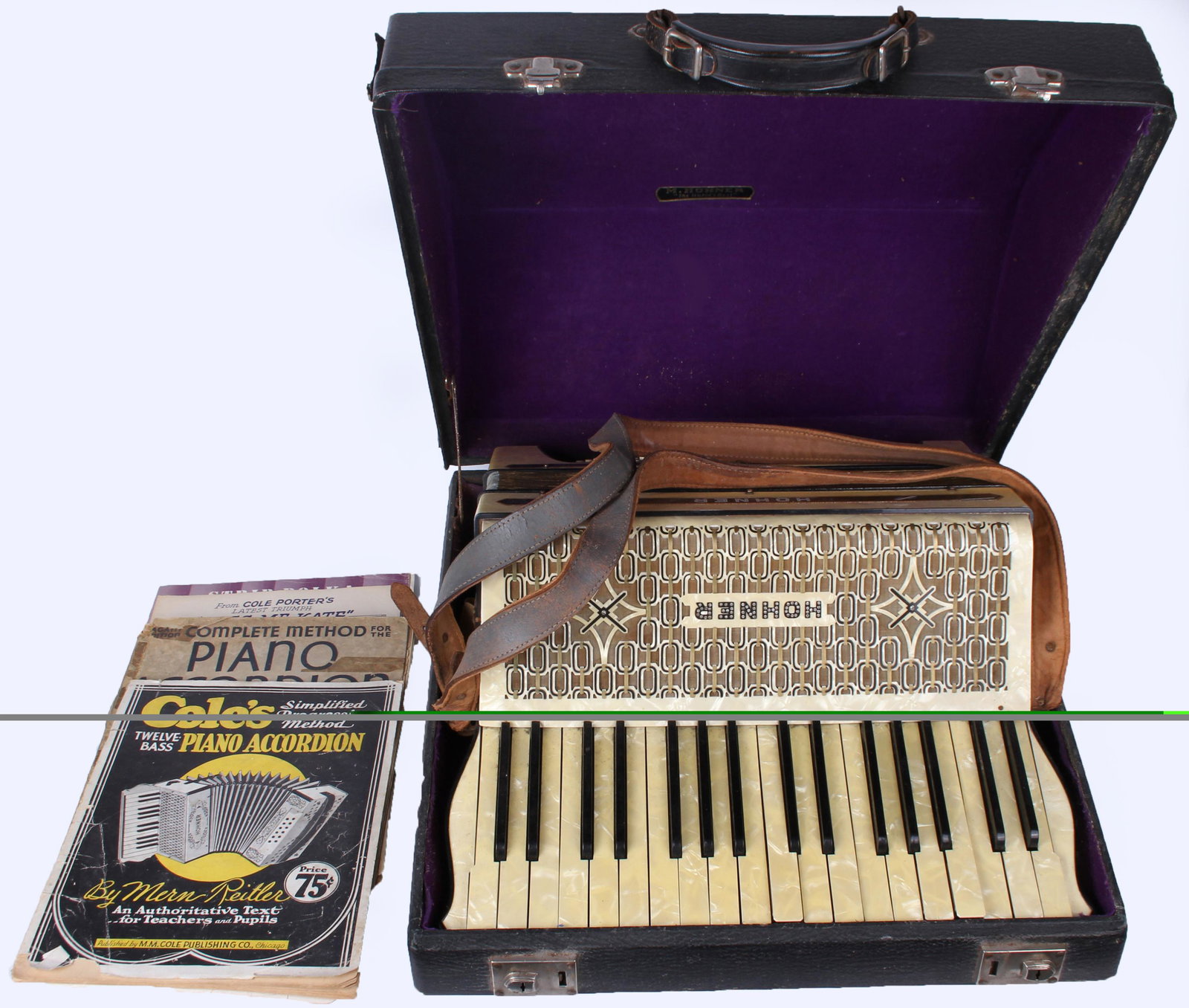 VINTAGE MOP HOHNER PIANO 34 KEYS/80 BASS ACCORDION (1 of 6)