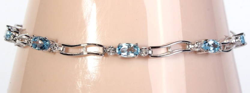 10K WHITE GOLD AQUAMARINE LADIES BRACELET: 130004 10K WHITE GOLD AQUAMARINE LADIES BRACELET 10k white gold aquamarine ladies bracelet with five 0.15ct oval aquamarine gemstones. Stone Type: Aquamarine Weight: 3.54 GramsSize: 7" Length