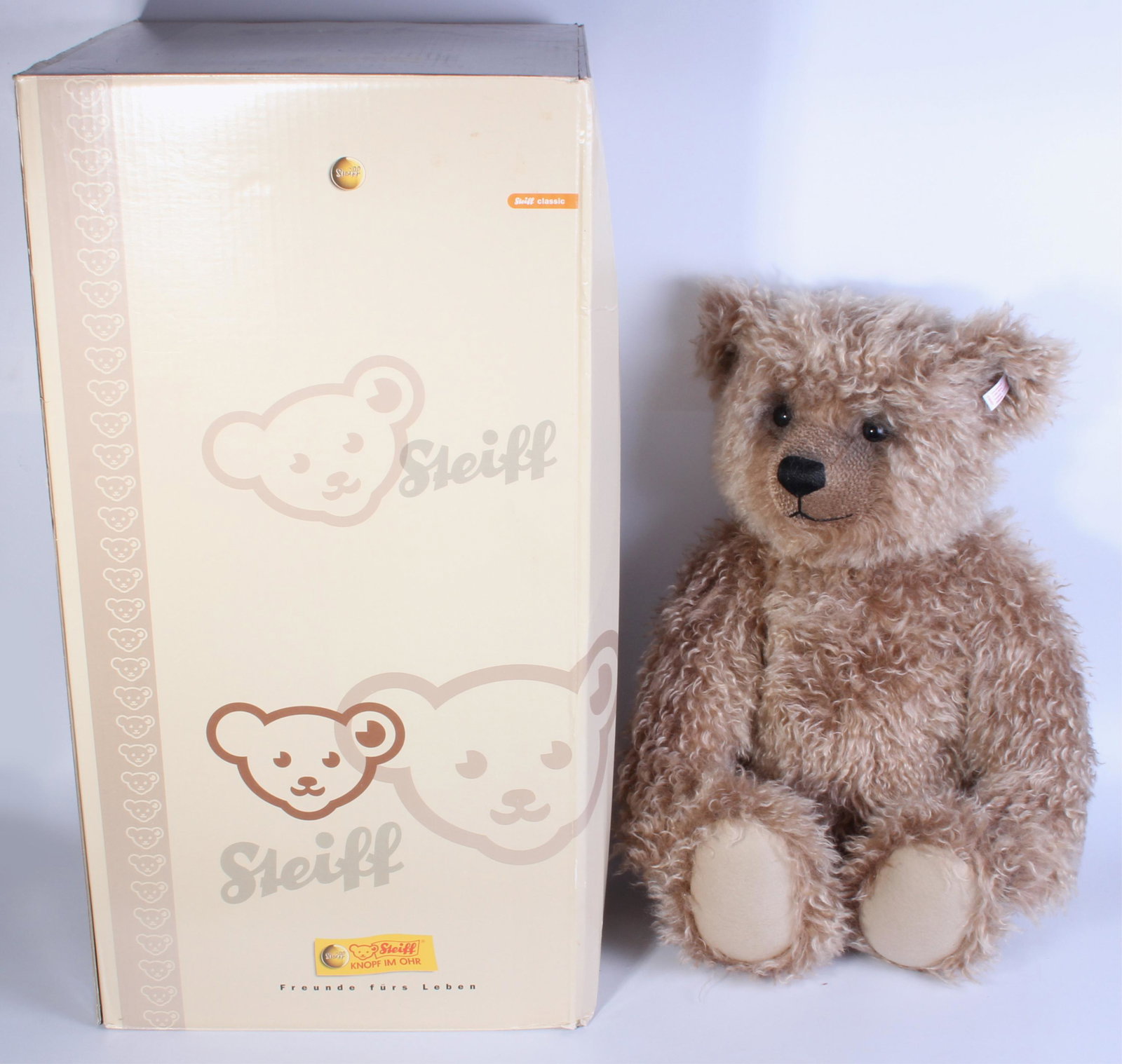 COLLECTIBLE STEIFF MOHAIR GRIZZY BEAR #036507: 131199 COLLECTIBLE STEIFF MOHAIR GRIZZY BEAR #036507 Steiff Grizzly Bear Large, white tag 036507, limited edition of 1500, long pile, crimped caramel mohair teddy bear with airbrushed features, chest 
