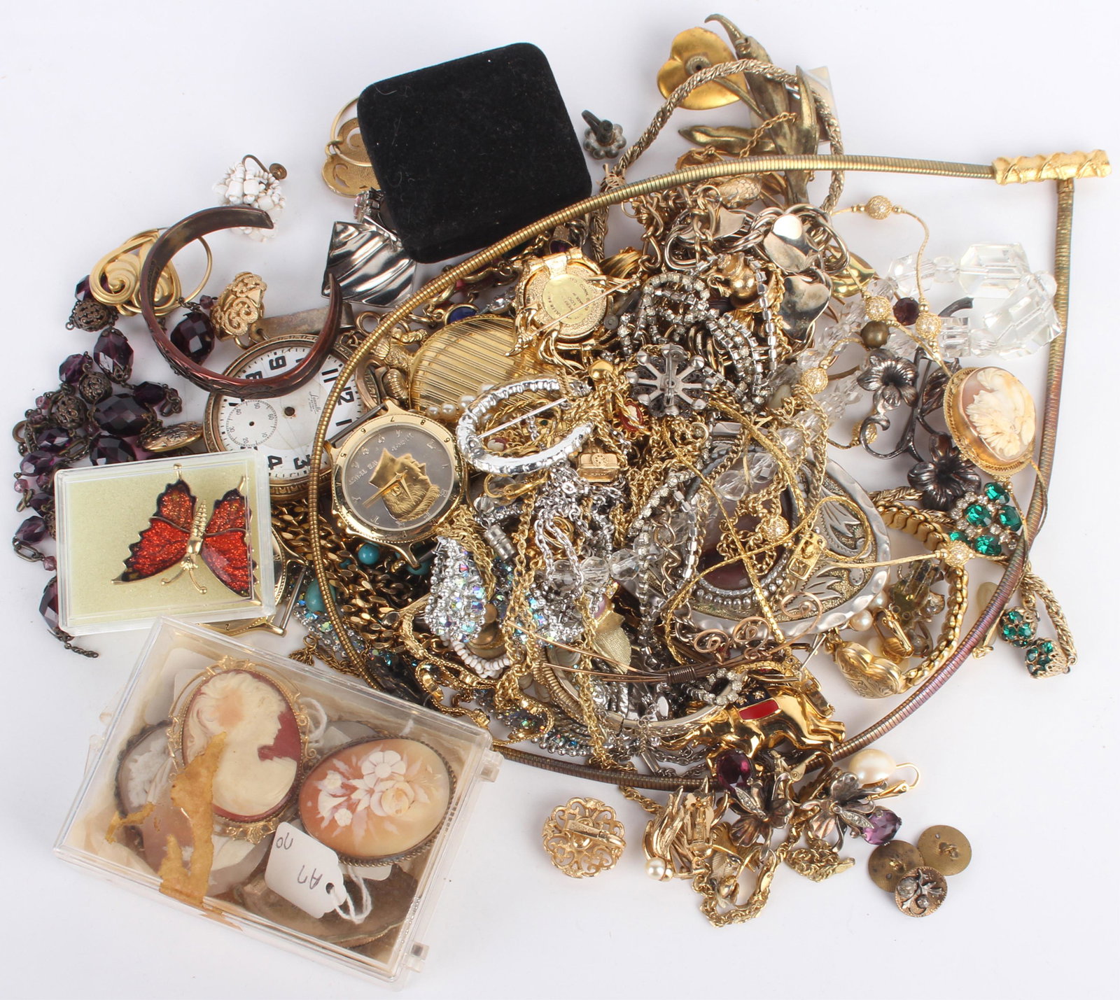 LOT OF OVER 30 PIECES OF MIXED ESTATE JEWELRY (1 of 8)