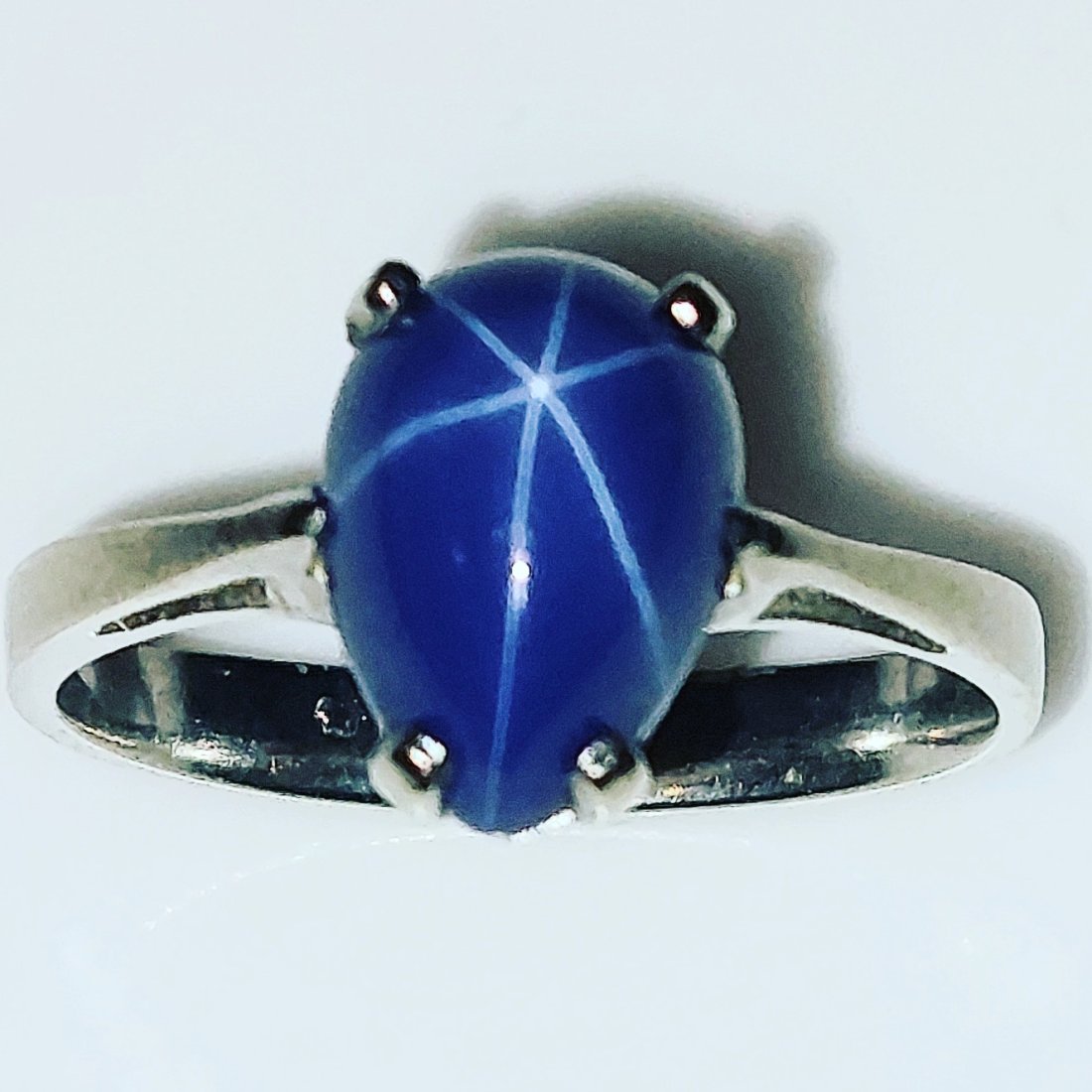 10K WHITE GOLD STAR STAPPHIRE LADIES RING (1 of 3)