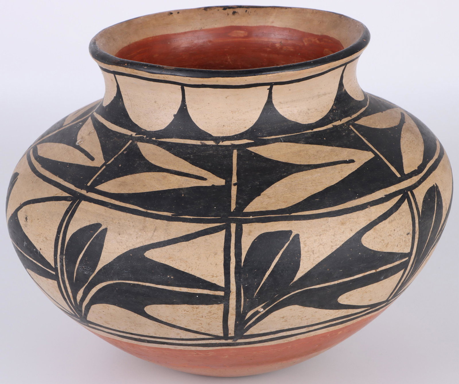 1000 AD POTTERY LARGE VESSEL CENTRAL AMERICA: 140126 1000 AD POTTERY LARGE VESSEL CENTRAL AMERICA Large pottery vessel from 1000 AD from Central America. Painted geometrical sides. Size: 8 x 10" Condition: Artifact, refer to image.