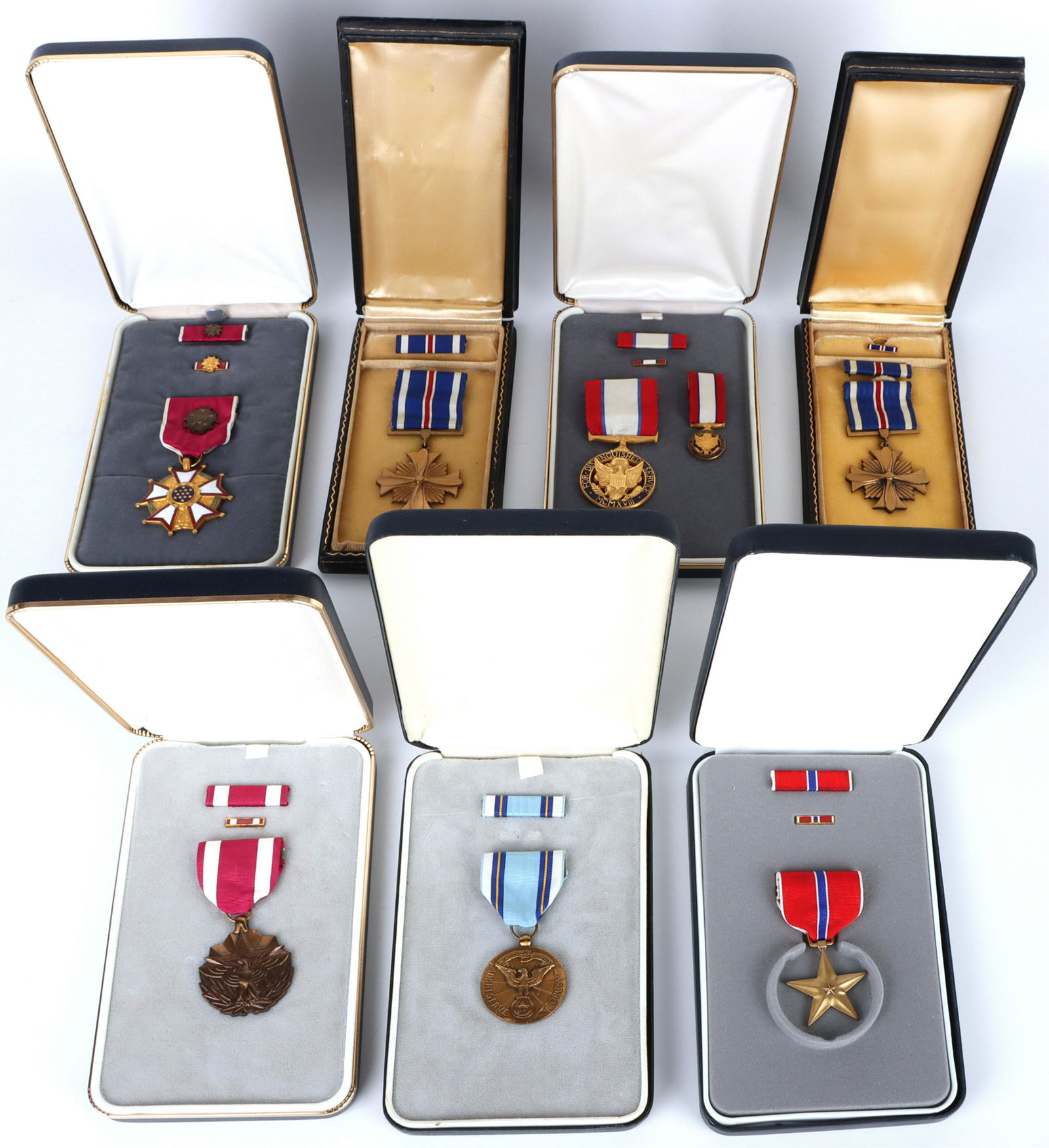 US MILITARY BADGES & MEDALS IN CASE (7) (1 of 5)