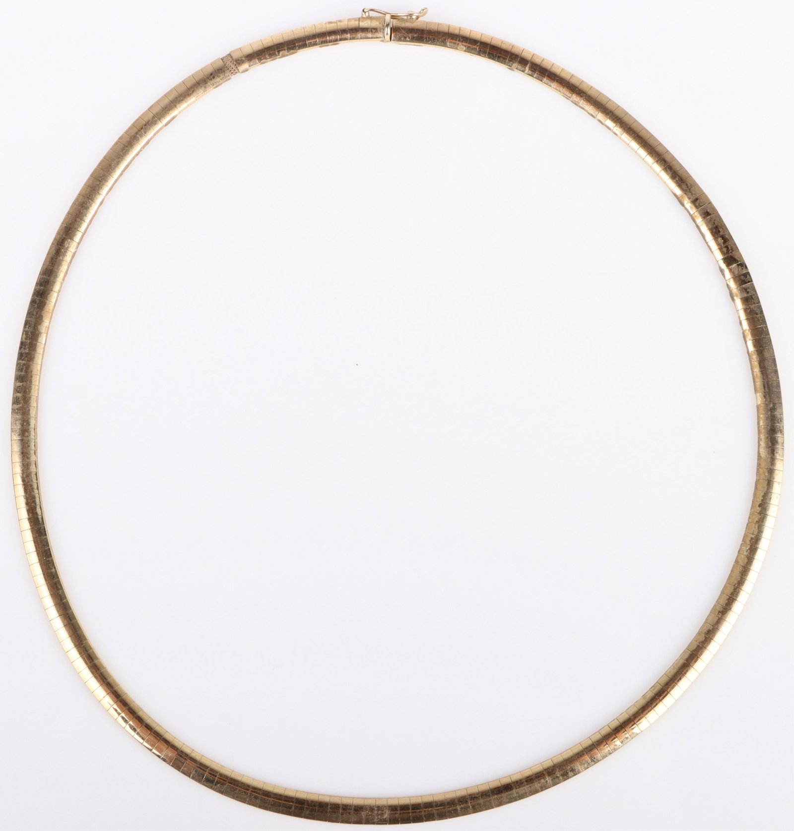 10K YELLOW GOLD OMEGA CHAIN NECKLACE: 144027 10K YELLOW GOLD OMEGA CHAIN NECKLACE 10k yellow gold omega chain necklace. Weight: 28.1 Grams Size: 18" Length Condition: One link is missing.