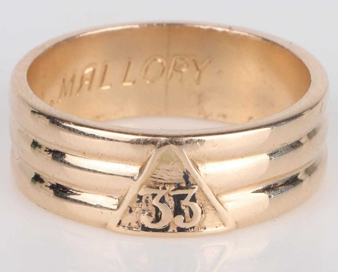 14K YELLOW GOLD MASONIC MEN'S RING: 144045 14K YELLOW GOLD MASONIC MEN'S RING 14k yellow gold Masonic men's ring. Weight: 8.8 Grams Size: 10 US Condition: Wear commensurate with age.