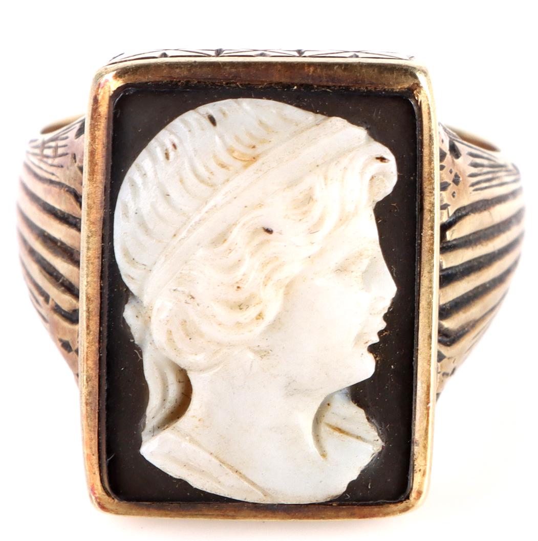 14K YELLOW GOLD BLACK ONYX CARVED CAMEO RING: 148030 14K YELLOW GOLD BLACK ONYX CARVED CAMEO RING 14k yellow gold black onyx carved cameo antique unisex ring. Weight: 10.5 Grams Size: 9.5 USCondition: Wear commensurate with age.