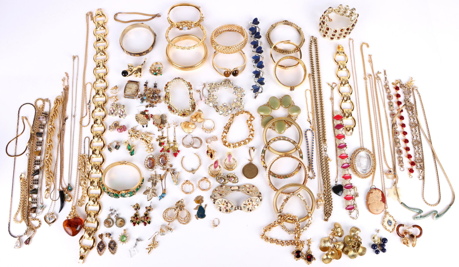 LADIES GOLD-TONED COLLECTIBLE FASHION JEWELRY: 149113 LADIES GOLD-TONED COLLECTIBLE FASHION JEWELRY Ladies gold-toned collectible fashion jewelry to include bracelets, earrings, rings, necklaces, pendants and more. Size: 28" LargestCondition: Very