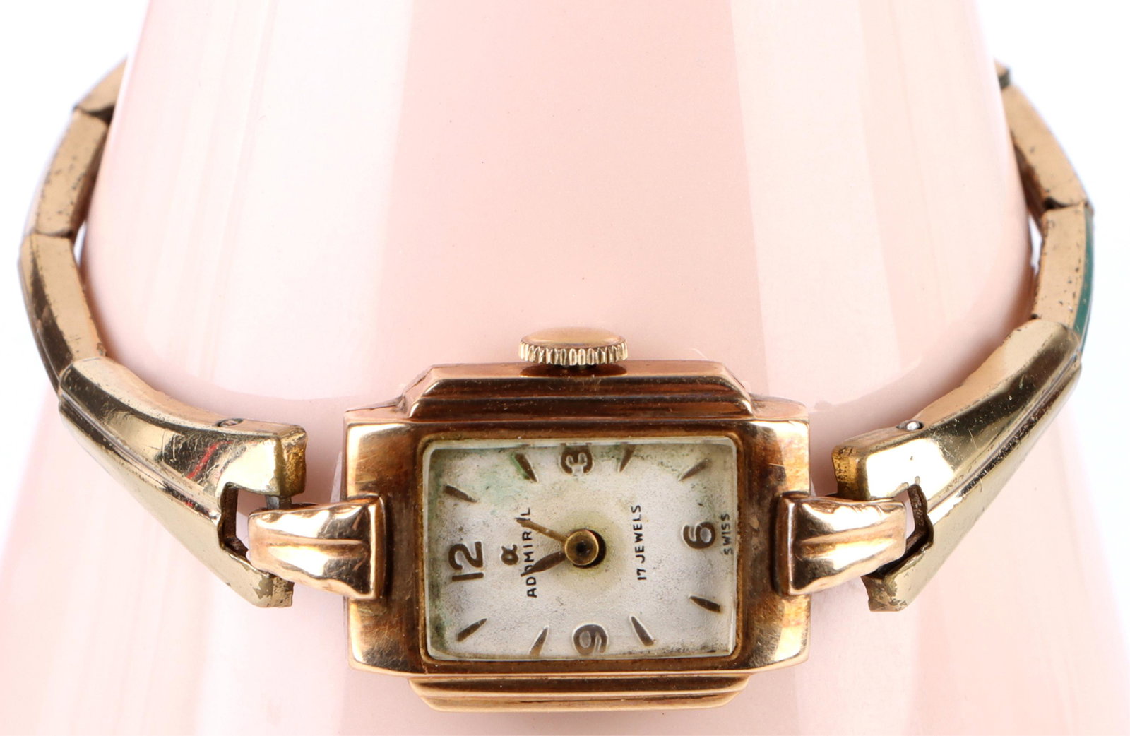 18K GOLD ANTIQUE ADMIRAL 17J LADIES WRISTWATCH: 149201 18K GOLD ANTIQUE ADMIRAL 17J LADIES WRISTWATCH 18k gold antique Admiral 17J ladies wristwatch Swiss. Note only the bezel is 18k gold. Yellow Gold Wristwatch Adomiral LadiesWeight: 12.3 Grams Si