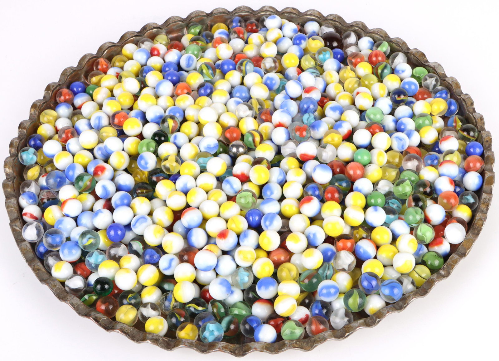 VINTAGE COLLECTIBLE GLASS MARBLES ~ 600 MARBLES: 150210a VINTAGE COLLECTIBLE GLASS MARBLES ~ 600 MARBLES Vintage collectible glass marbles featuring an assortment of colors and sizes, some bags are still sealed and unopened. Approximately 600 marble