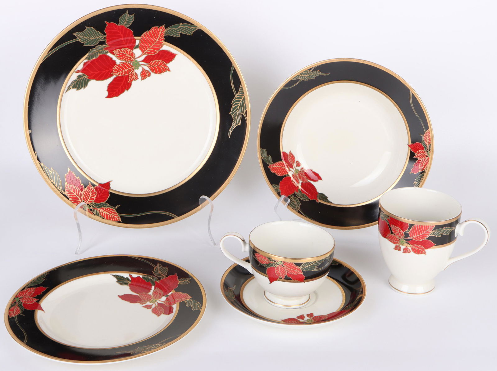 MIKASA L3467 CHRISTMAS EVE FINE CHINA SET FOR ONE: 151212 MIKASA L3467 CHRISTMAS EVE FINE CHINA SET FOR ONE Mikasa L3467 Christmas Eve fine china dining place setting for one to include one dinner plate, one soup bowl, one dessert plate, one cup, one