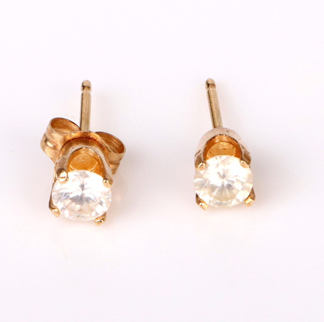 14K YELLOW GOLD WHITE SAPPHIRE STUD EARRINGS: 154066 14K YELLOW GOLD WHITE SAPPHIRE STUD EARRINGS 14k yellow gold white sapphire ladies stud earrings with two 0.30ct round white sapphires. Stone Type: SapphireWeight: 0.72 Grams Size: 0.5" Length