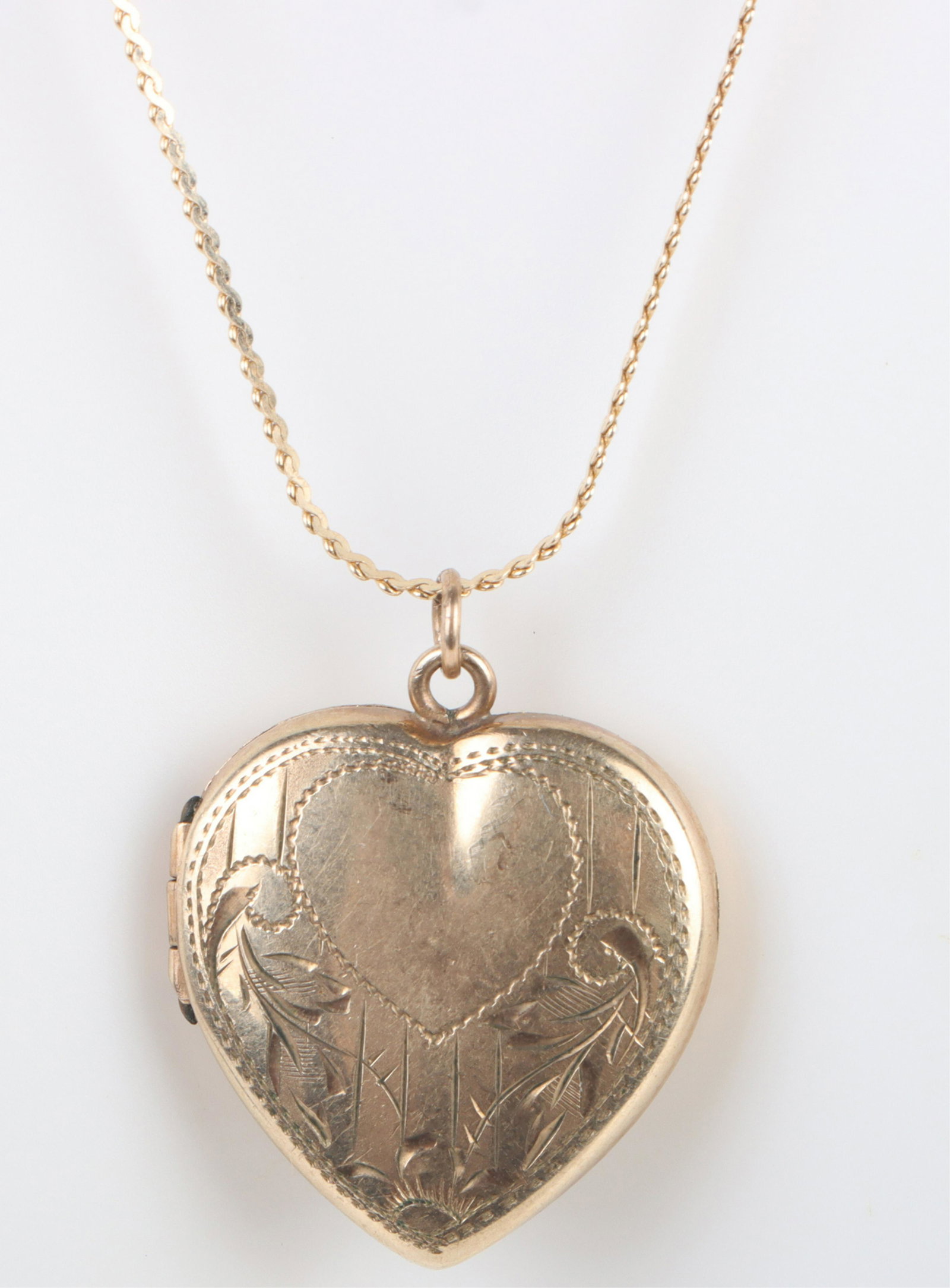 10K YELLOW GOLD HEART LADIES LOCKET NECKLACE: 158081 10K YELLOW GOLD HEART LADIES LOCKET NECKLACE 10k yellow gold heart ladies locket necklace. Weight: 5.08 Grams Size: 25" length Condition: Locket clasp is slightly loosewith age.
