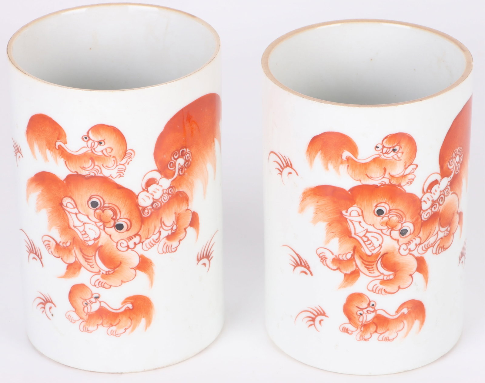 HAND-PAINTED PORCELAIN CHINESE BRUSH POT PAIR: 165235 HAND-PAINTED PORCELAIN CHINESE BRUSH POT PAIR Hand-painted porcelain Chinese brush pot pair. The brush pots depict a Chinese orange Foo dogs. Both pots have maker marks on the bottom.Size: 4.75